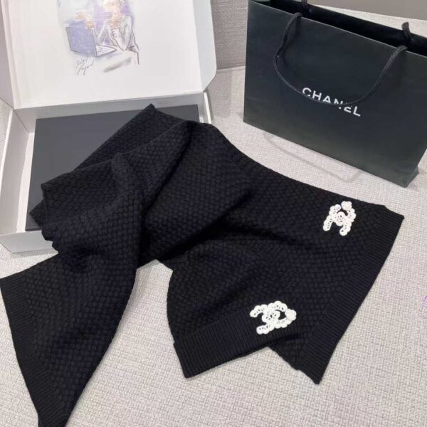 CHANEL Scarf + cold hat