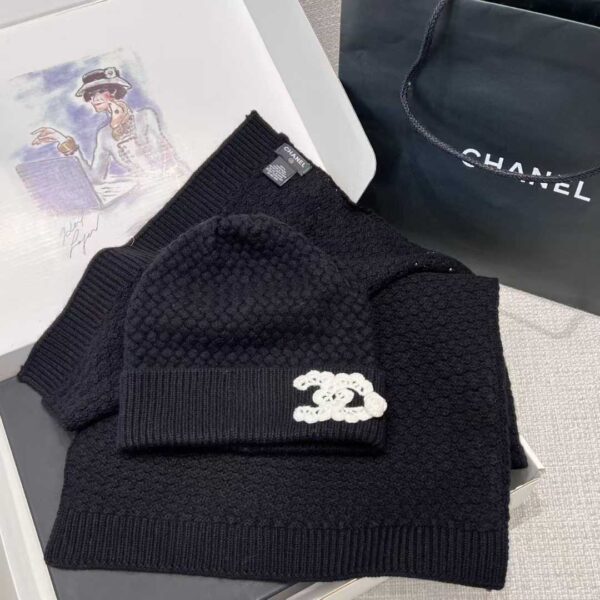 CHANEL Scarf + cold hat