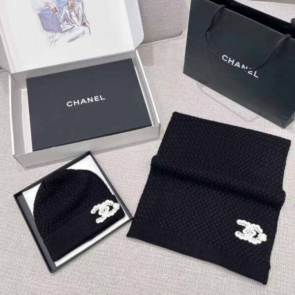 CHANEL Scarf + cold hat