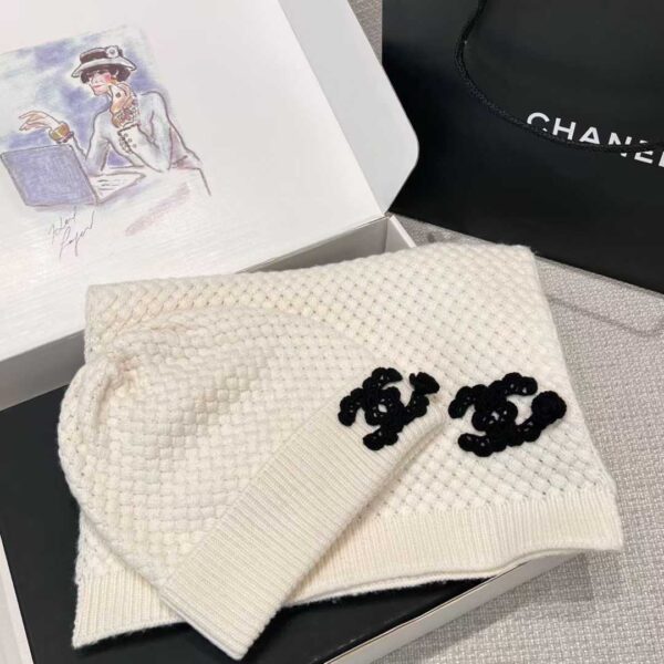 CHANEL Scarf + cold hat