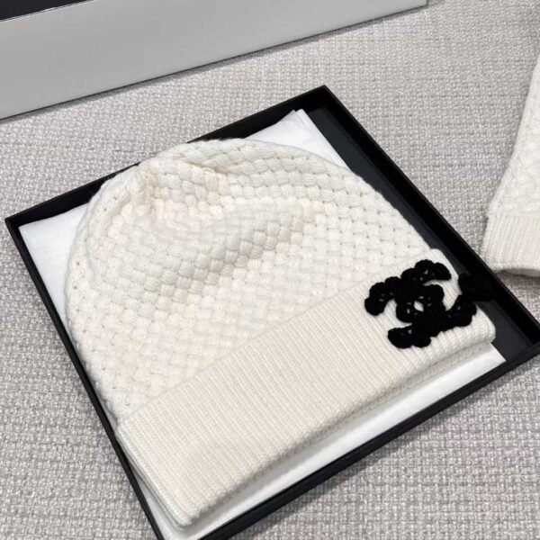 CHANEL Scarf + cold hat