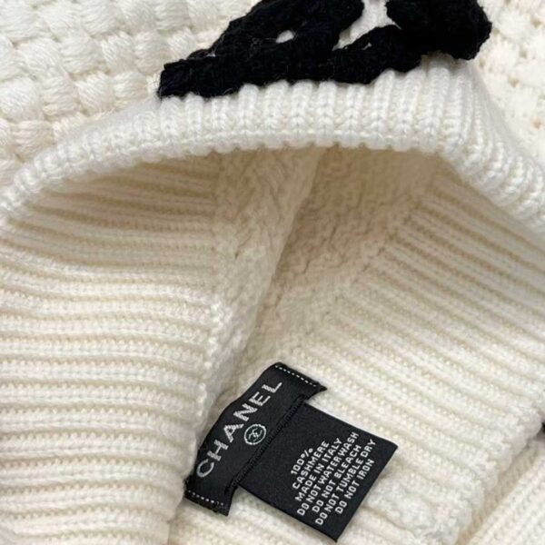 CHANEL Scarf + cold hat