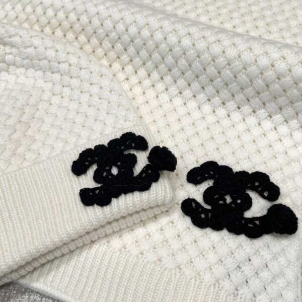 CHANEL Scarf + cold hat