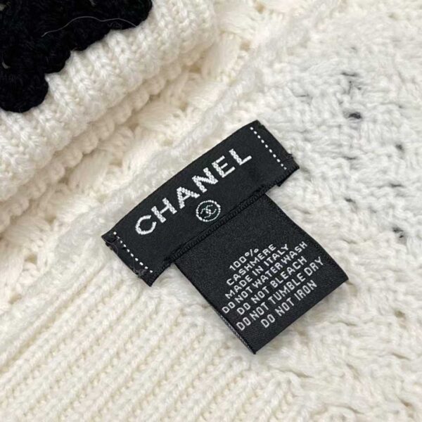 CHANEL Scarf + cold hat
