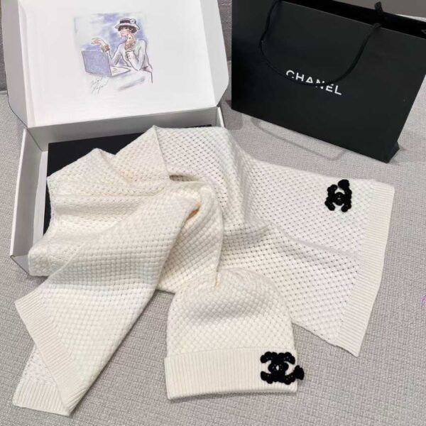 CHANEL Scarf + cold hat
