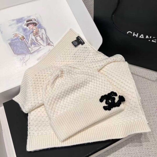 CHANEL Scarf + cold hat