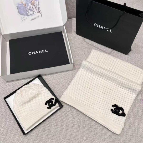 CHANEL Scarf + cold hat
