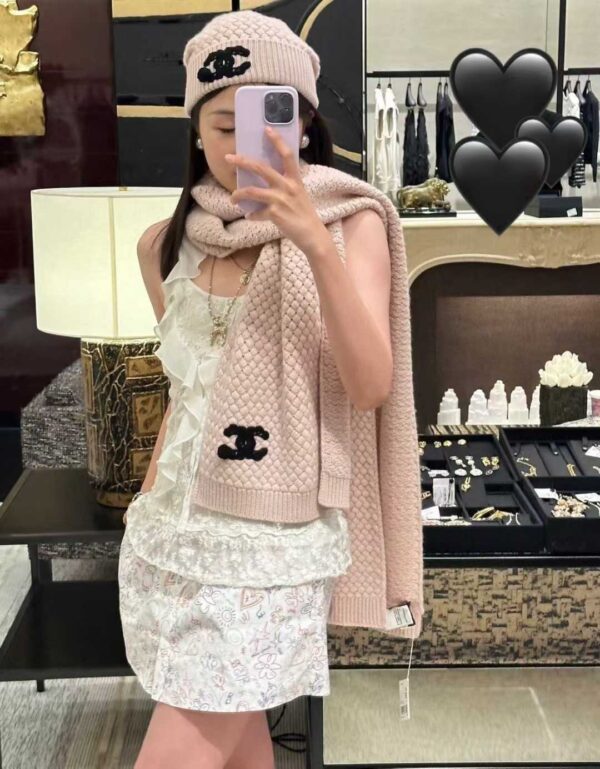 CHANEL Scarf + cold hat
