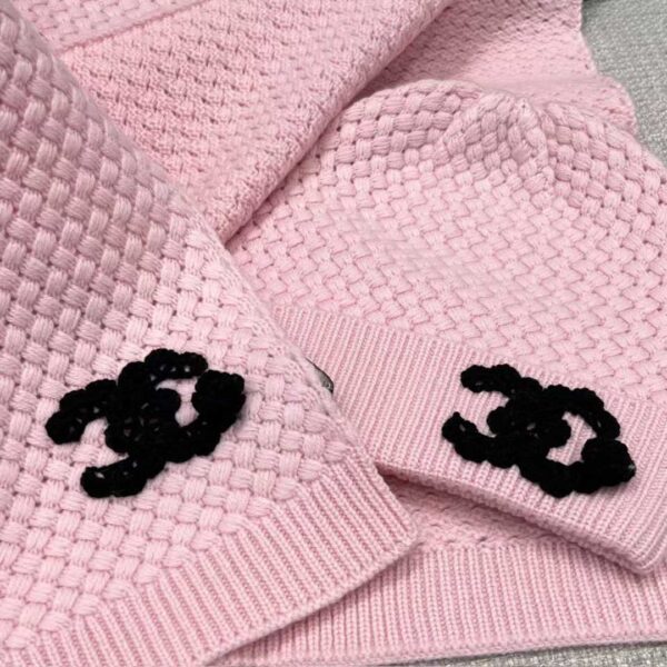 CHANEL Scarf + cold hat