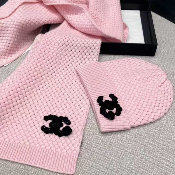 CHANEL Scarf + cold hat