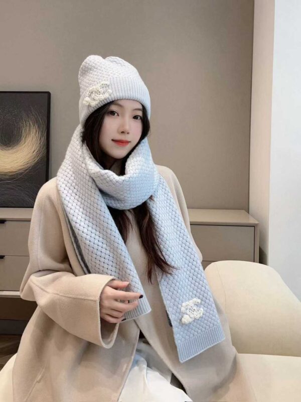 CHANEL Scarf + cold hat