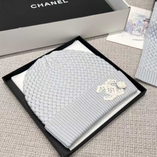 CHANEL Scarf + cold hat