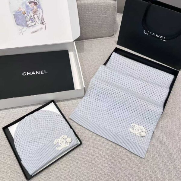 CHANEL Scarf + cold hat
