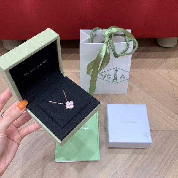 VAN CLEEF &ARPELS 25Christmas limited edition