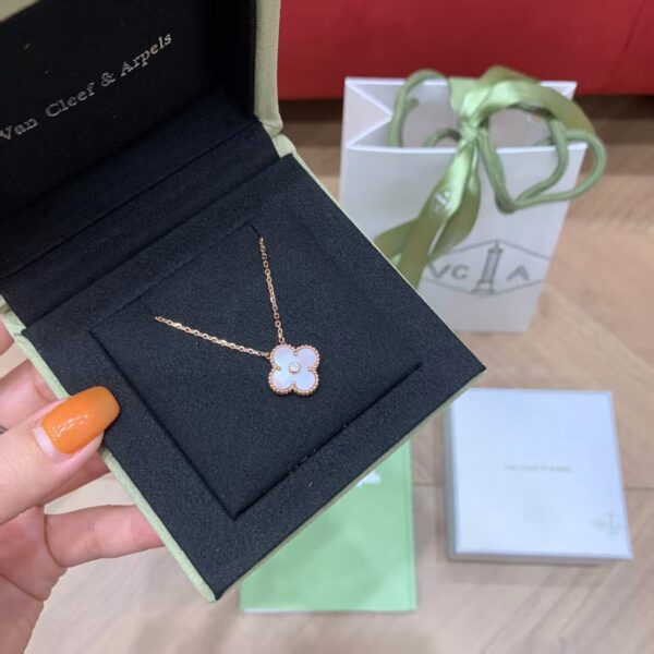 VAN CLEEF &ARPELS 25Christmas limited edition