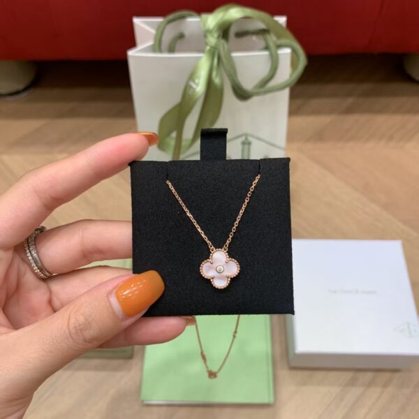 VAN CLEEF &ARPELS 25Christmas limited edition