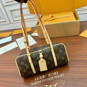 LOUIS VUITTON  Hang on M47031