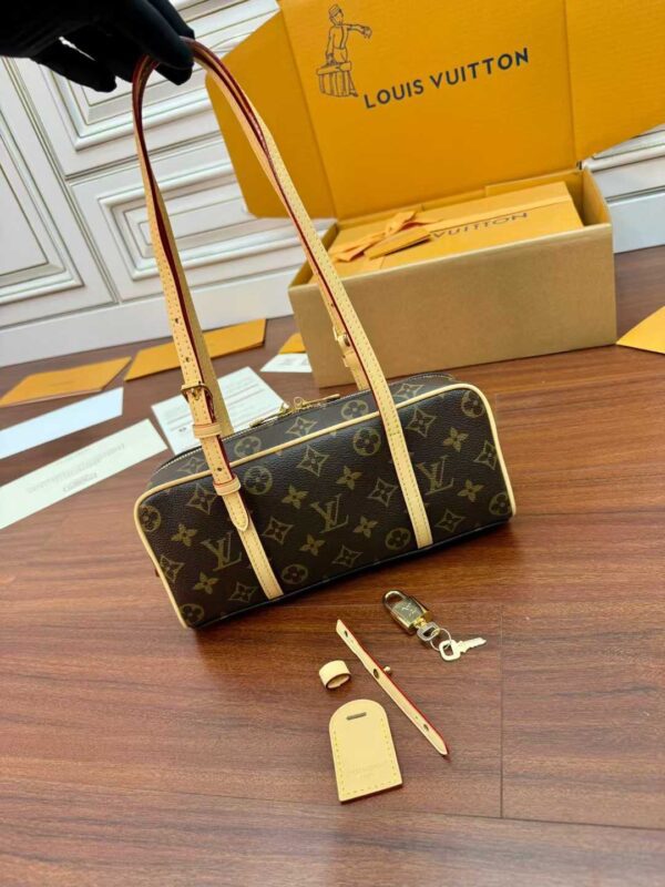 LOUIS VUITTON Hang on M47031