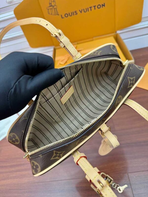 LOUIS VUITTON Hang on M47031