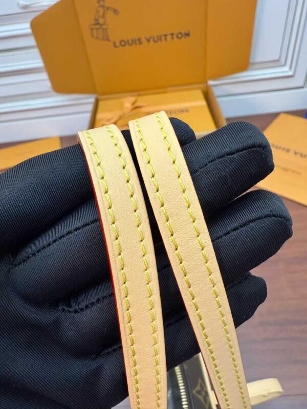 LOUIS VUITTON Hang on M47031