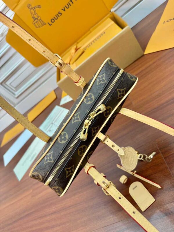 LOUIS VUITTON Hang on M47031