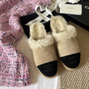 CHANEL Shaggy slippers