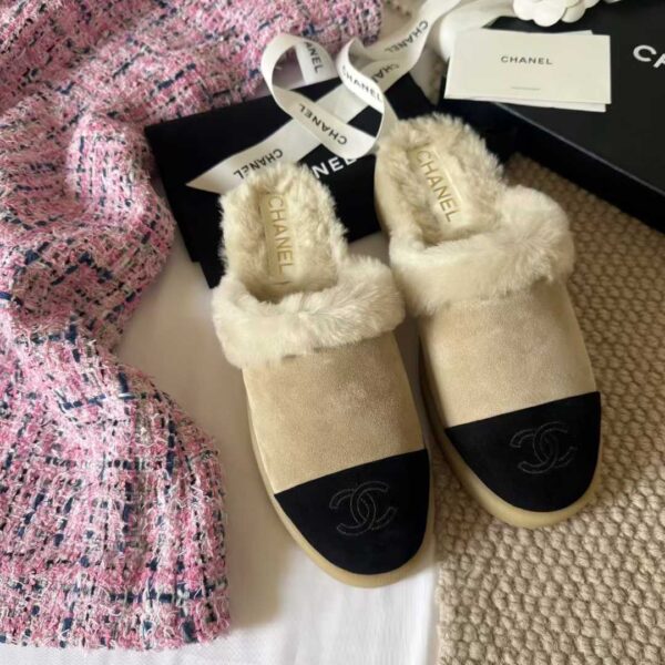 CHANEL Shaggy slippers