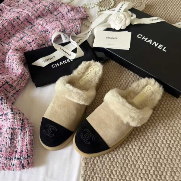 CHANEL Shaggy slippers