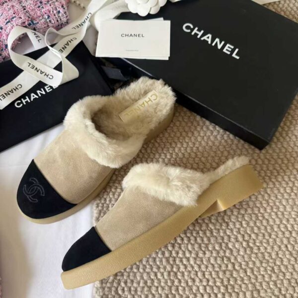 CHANEL Shaggy slippers