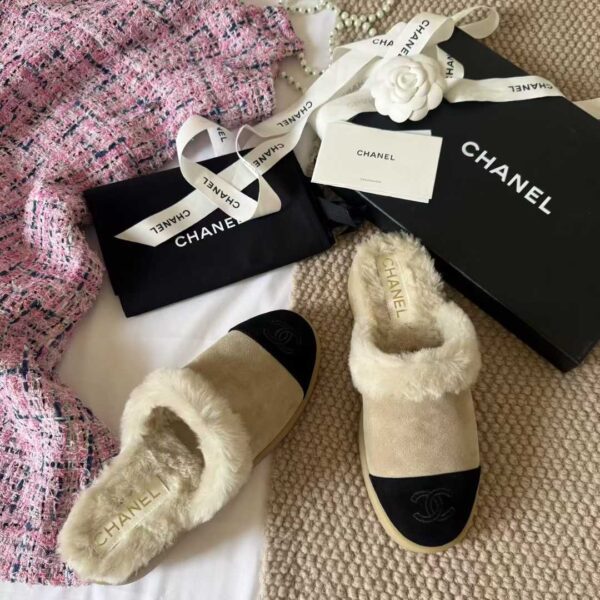 CHANEL Shaggy slippers