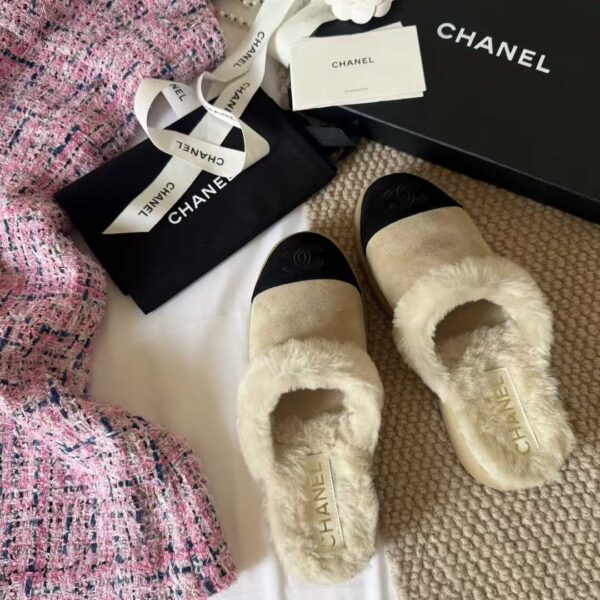 CHANEL Shaggy slippers