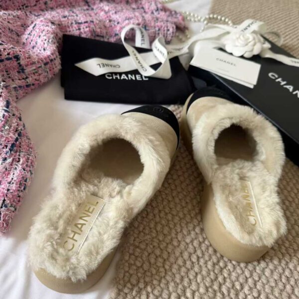 CHANEL Shaggy slippers