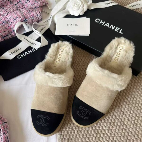 CHANEL Shaggy slippers