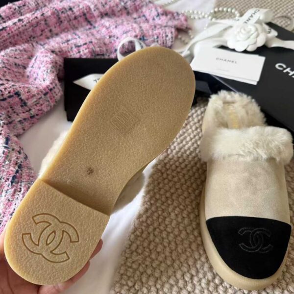 CHANEL Shaggy slippers