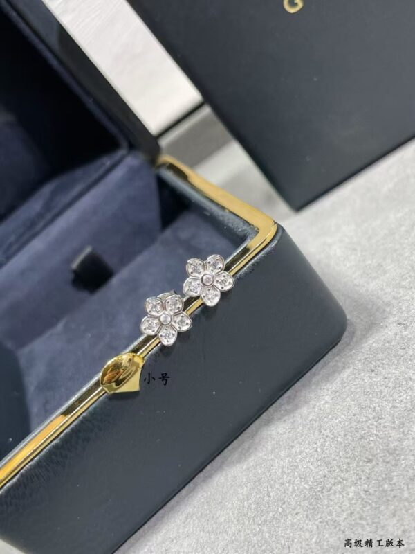 GRAFF Sunflower stud earrings