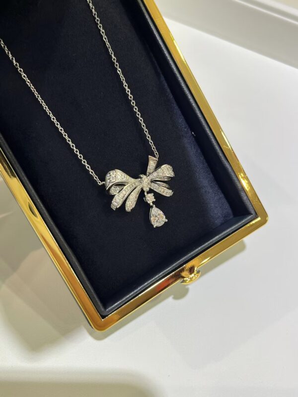 GRAFF Bow necklace