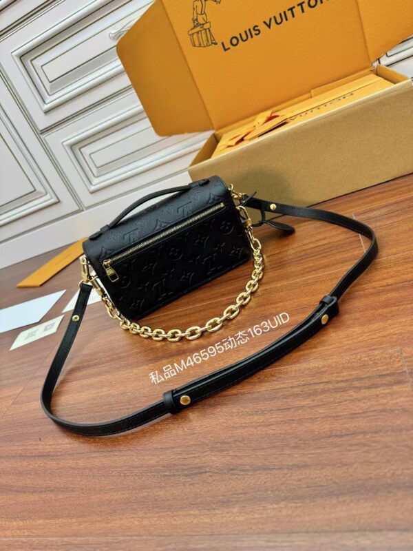 LOUIS VUITTON M46595 Pochette Métis East West