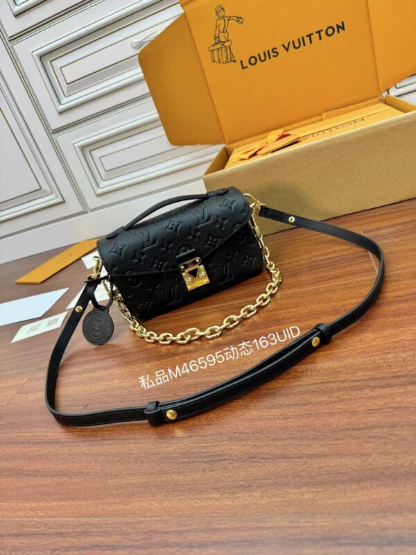 LOUIS VUITTON M46595 Pochette Métis East West