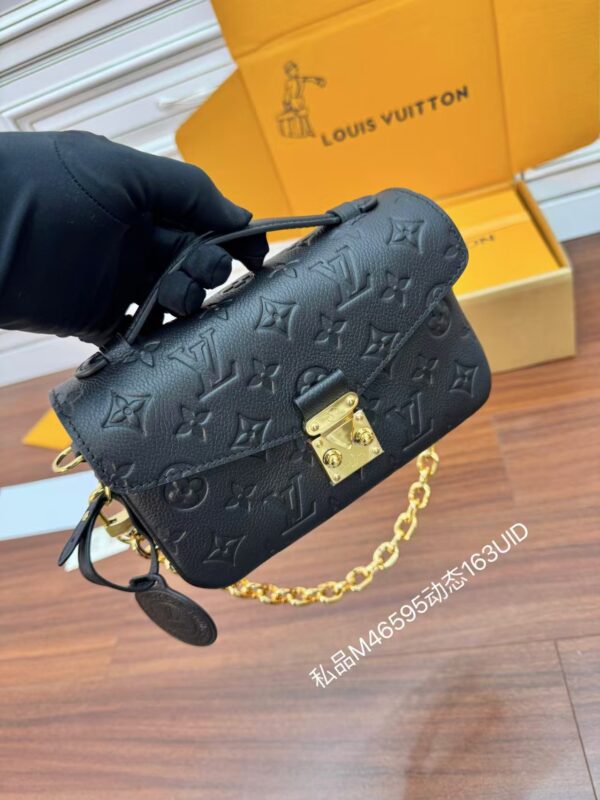 LOUIS VUITTON M46595 Pochette Métis East West