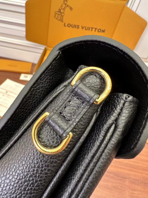 LOUIS VUITTON M46595 Pochette Métis East West