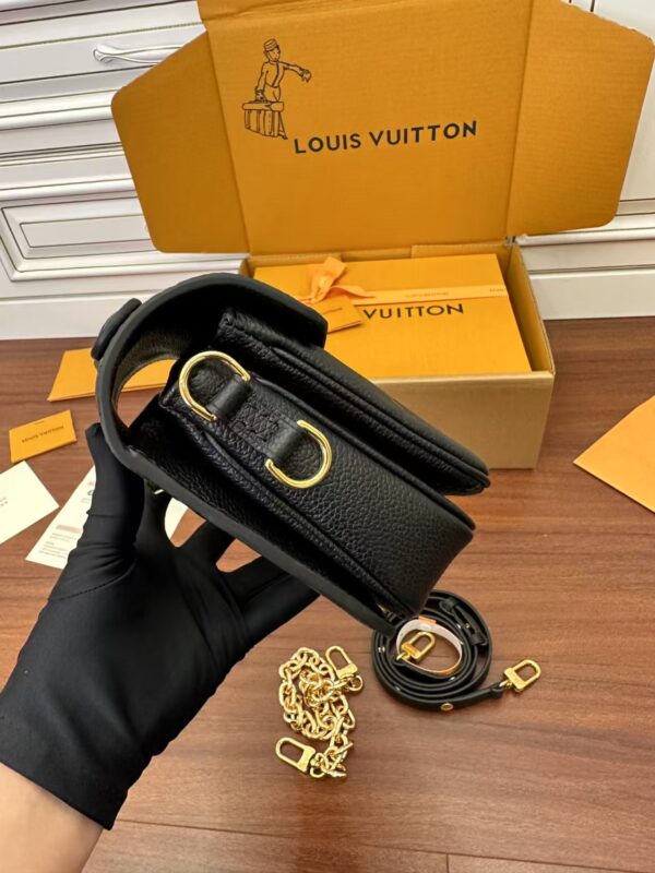 LOUIS VUITTON M46595 Pochette Métis East West