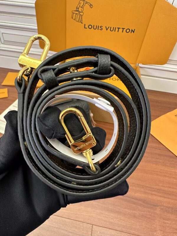 LOUIS VUITTON M46595 Pochette Métis East West