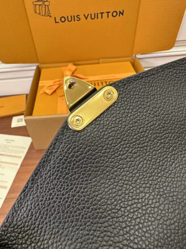 LOUIS VUITTON M46595 Pochette Métis East West