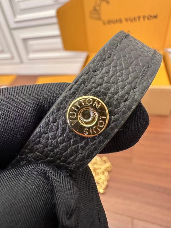 LOUIS VUITTON M46595 Pochette Métis East West