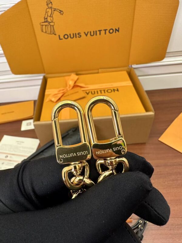 LOUIS VUITTON M46595 Pochette Métis East West