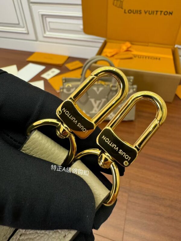 LOUIS VUITTON M23641 OnTheGo East West