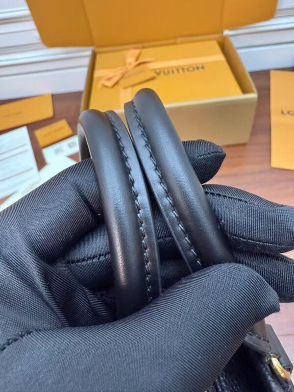 LOUIS VUITTON M23640 OnTheGo East West