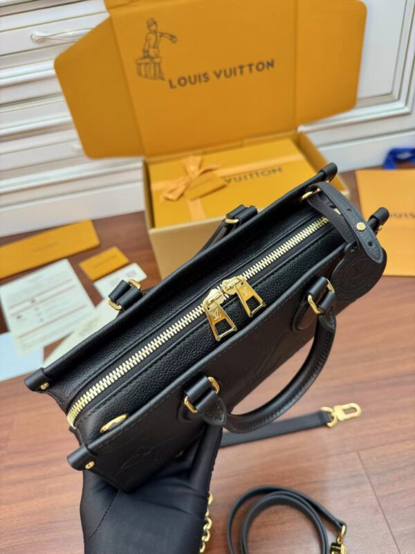 LOUIS VUITTON M23640 OnTheGo East West