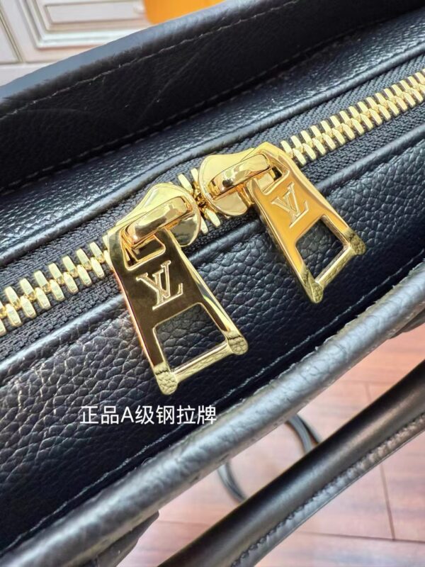 LOUIS VUITTON M23640 OnTheGo East West