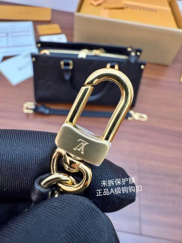 LOUIS VUITTON M23640 OnTheGo East West